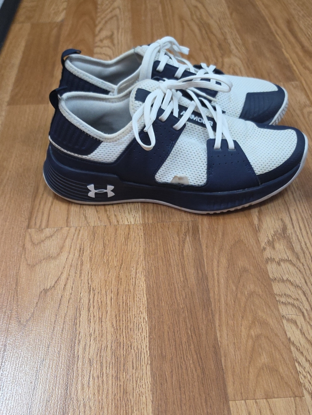 Pre Owned Under Armour Men’s Navy and White Athletic Trainers